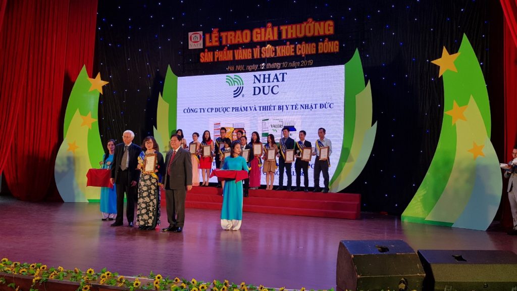 Bác sĩ Nguyễn Hồng Vân (CTHĐ Công ty CP Dược phẩm và Thiết bị Y tế Nhật Đức) nhận “Huy chương vàng vì sức khỏe cộng đồng” và Giấy chứng nhận tại Lễ trao giải.
