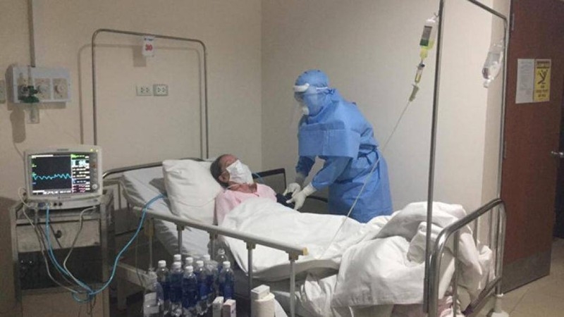 Bác gái bệnh nhân 17 hiện vẫn thở máy qua nội khí quản. Ảnh: Internet